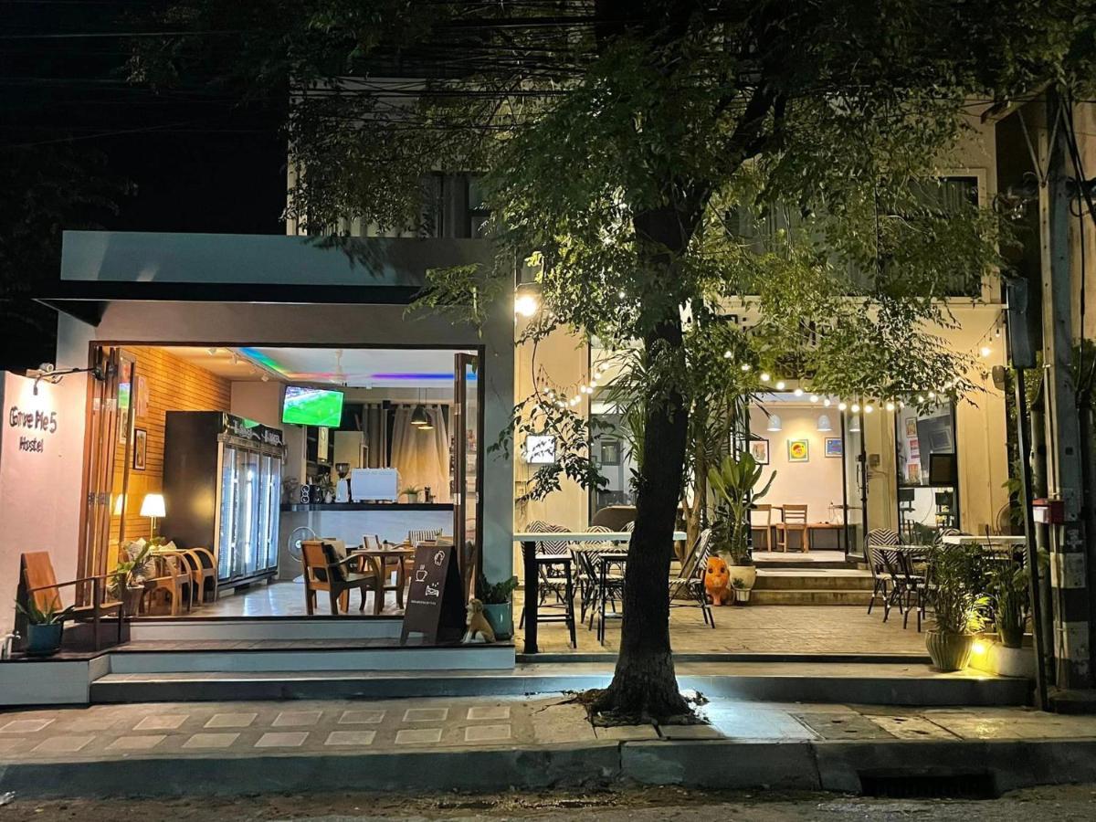 Give Me 5 Hostel Чиангмай Екстериор снимка
